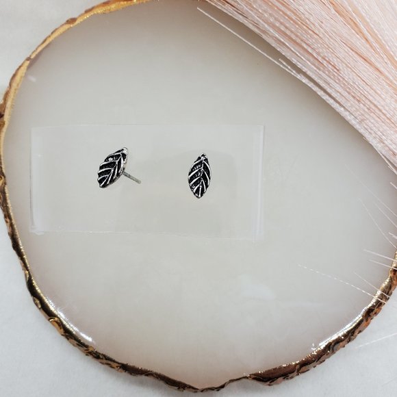 🤑 BUNDLE TO SAVE 🤑 Torrid Silver-tone Engraved Leaf Stud Earrings - Picture 1 of 5